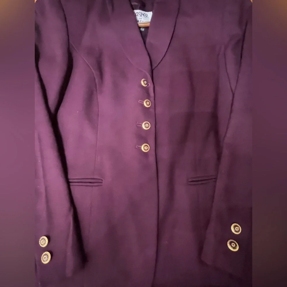 Elegant KASPER Wool Blazer in beautiful cranberry color size 6 with gold buttons